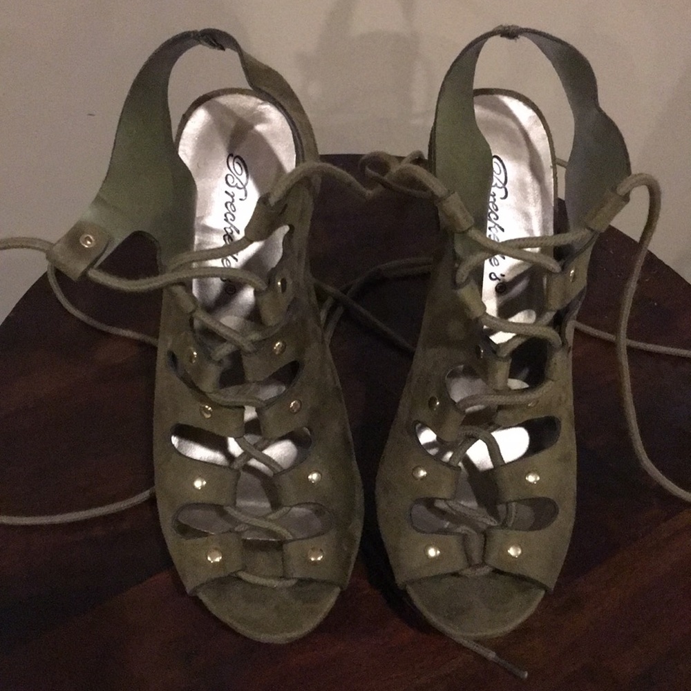 Breckelle’s military green pumps